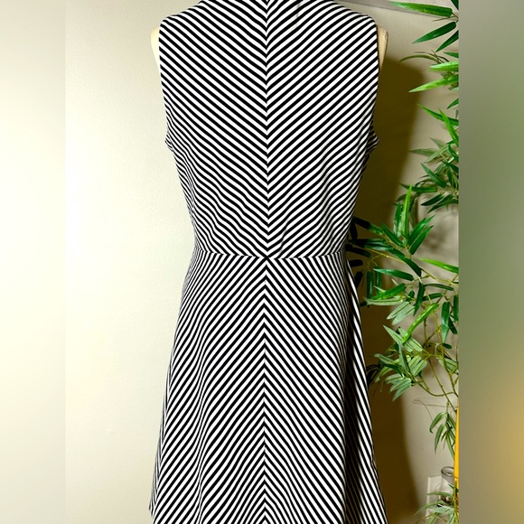 TALBOTS Dress Large Black and White Striped Sleeveless V-Neck Stretch PL - Picture 2 of 4